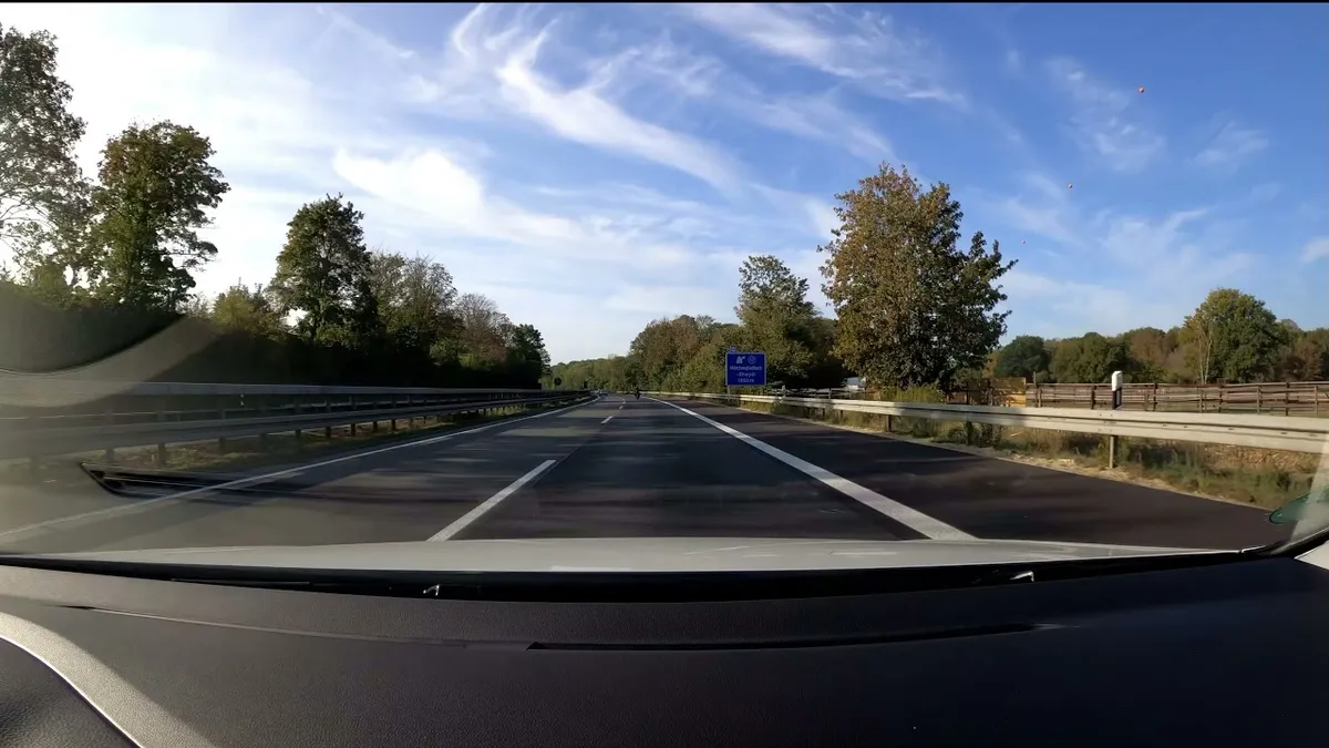 A61: Drei Mädchen werfen Grillfleisch von Autobahnbrücke
