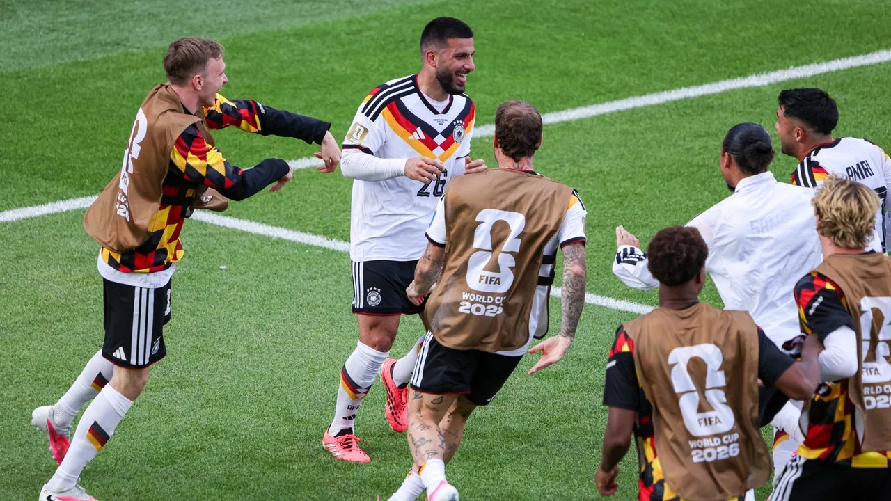 Achim feiert seinen WM-Helden Deniz Undav, der sich in seiner Karriere oft übersehen fühlte