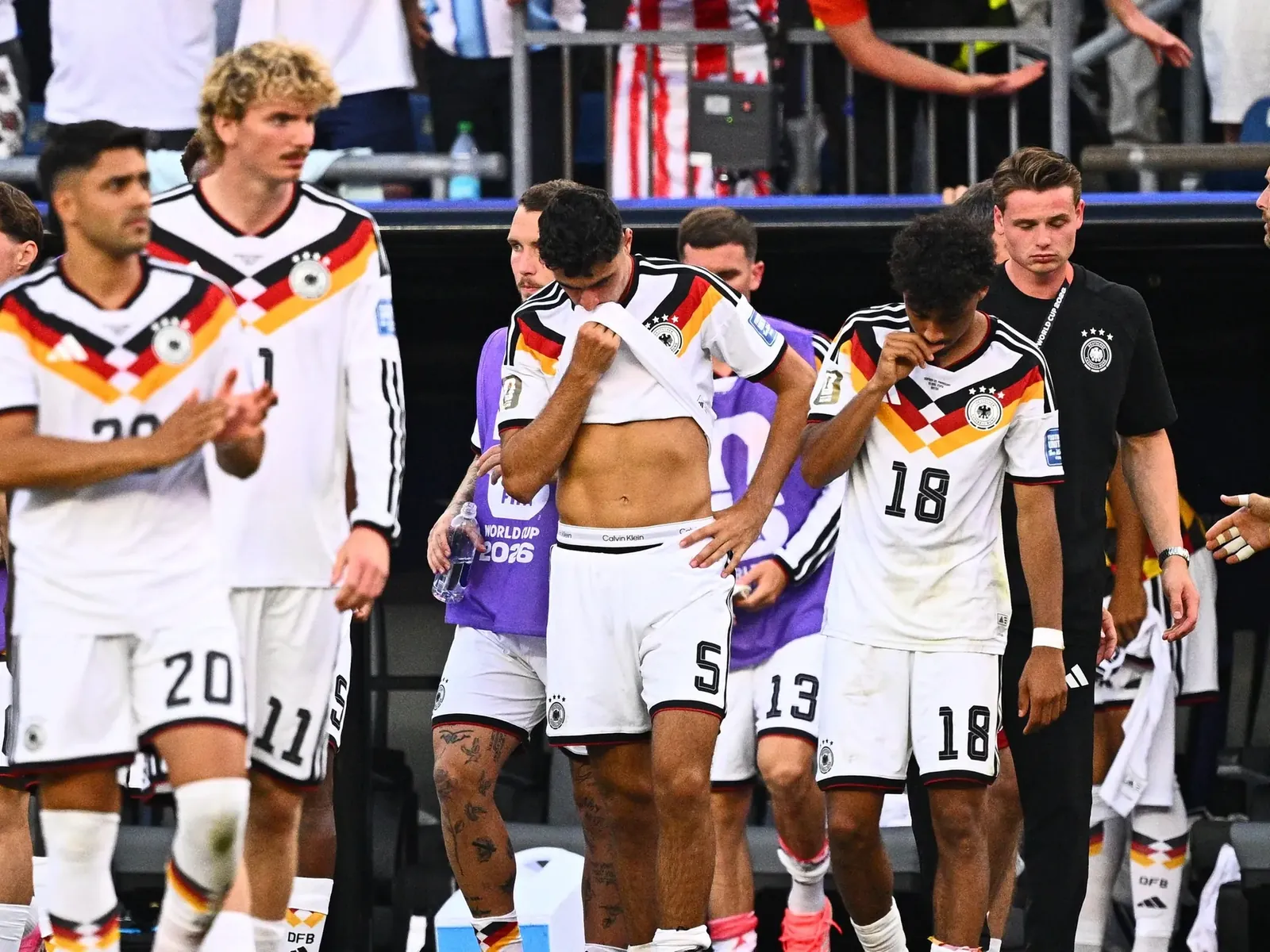 Fußball, Männer, WM 2026, Nationalmannschaft, Deutschland - Paraguay, Sechzehntelfinale im Boston -Stadion, Deutschlands Spieler reagieren nach dem Spiel. Deutschland verliert im Elfmeterschießen.