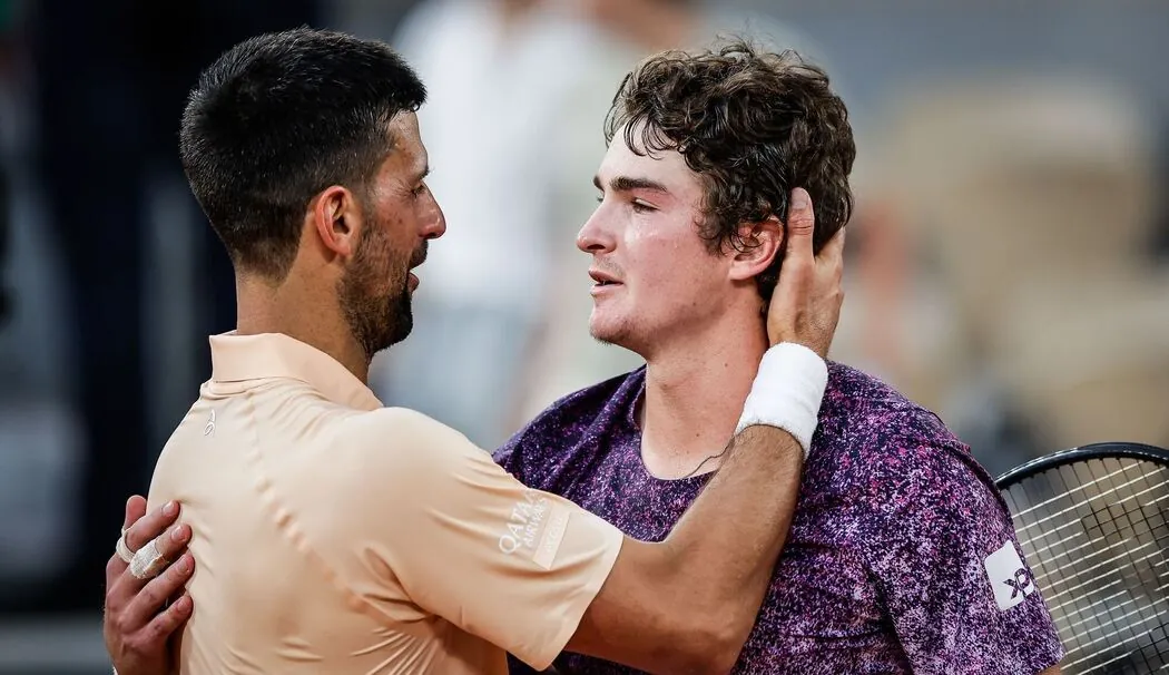 Novak Djokovic (l) und Joao Fonseca (r)