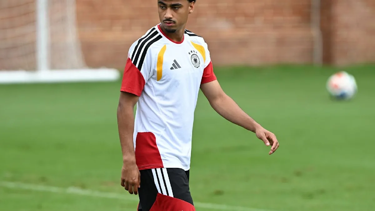 FC Bayern: 3 Tage nach DFB-Debakel! WM-Star Nathaniel Brown zum Medizincheck in München - BILD