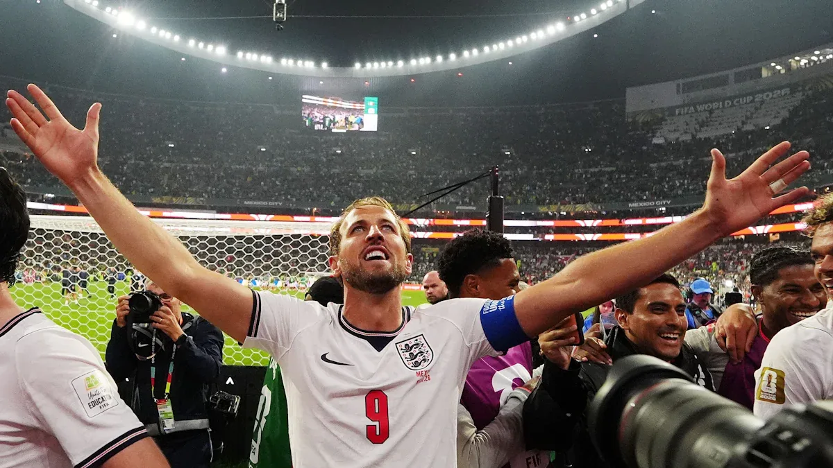England wirft Mexiko nach Achterbahnfahrt in Unterzahl raus - sportschau.de