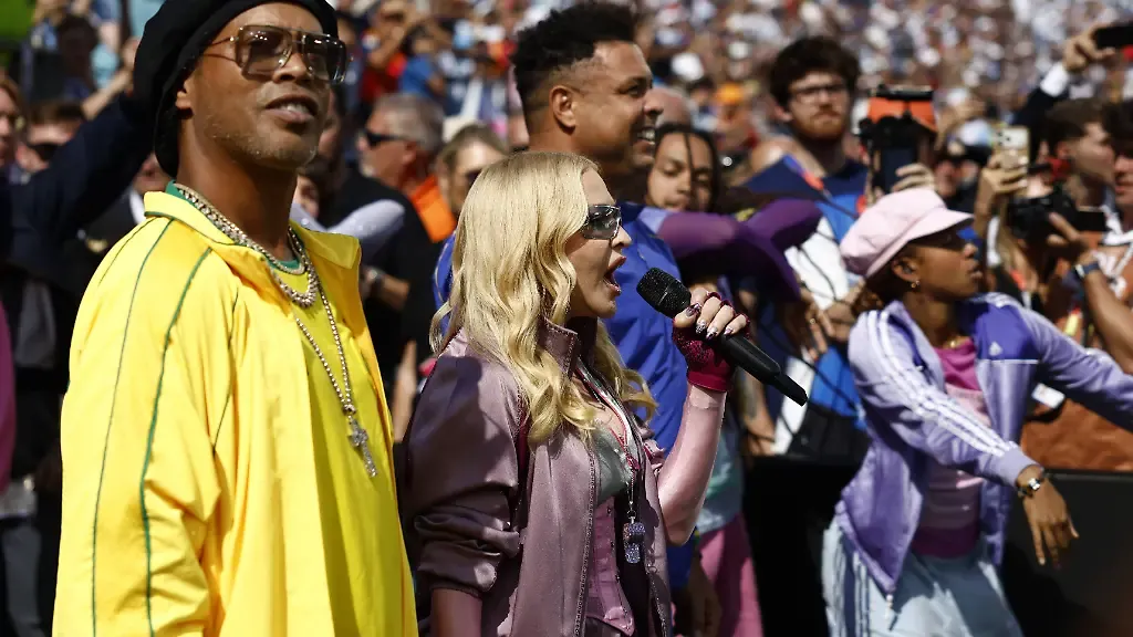 FIFA-World-Cup-WM-Weltmeisterschaft-Fussball-2026-final-Spain-vs-Argentina-US-singer-Madonna-C-performs-next-to-former-Brazilian-players-Ronaldo-R-and-Ronaldinho-L-during-the-FIFA-World-Cup-2026-final-match-Spain-against-Argentina-in-East-Rutherford-New-Jersey-USA-19-July-2026