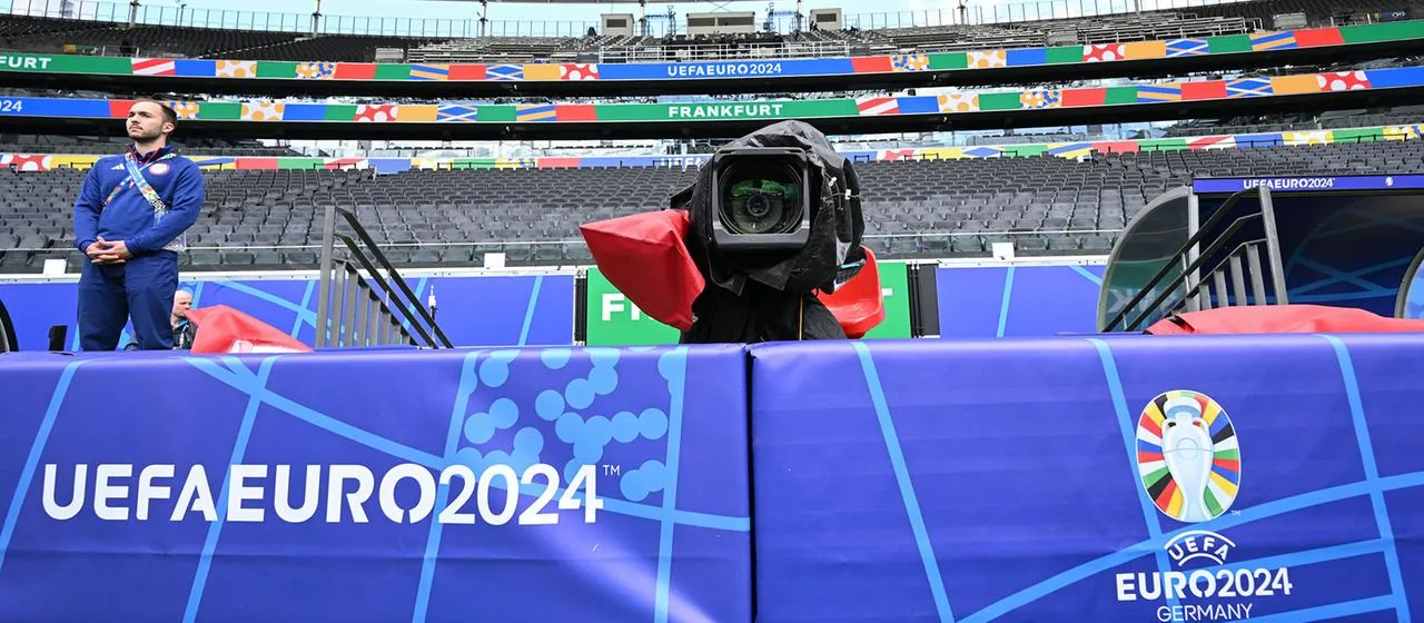 Die Aufschrift "Uefa Euro 2024" ist auf dem Aufprallschutz einer TV-Kamera in der Frankfurt Arena zu lesen.