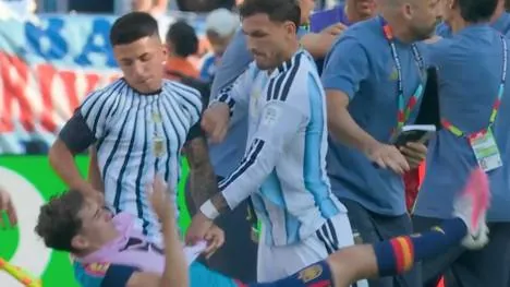 Nach dem Schlusspfiff des WM-Finales brennen Argentiniens Leandro Paredes die Sicherungen durch. Gleich mehrfach geht er die Spanier an.