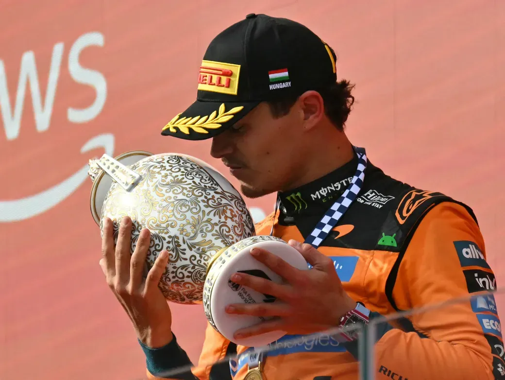 Ein Küsschen für die Trophäe: Lando Norris erlebte in Ungarn endlich wieder einen Glücksmoment