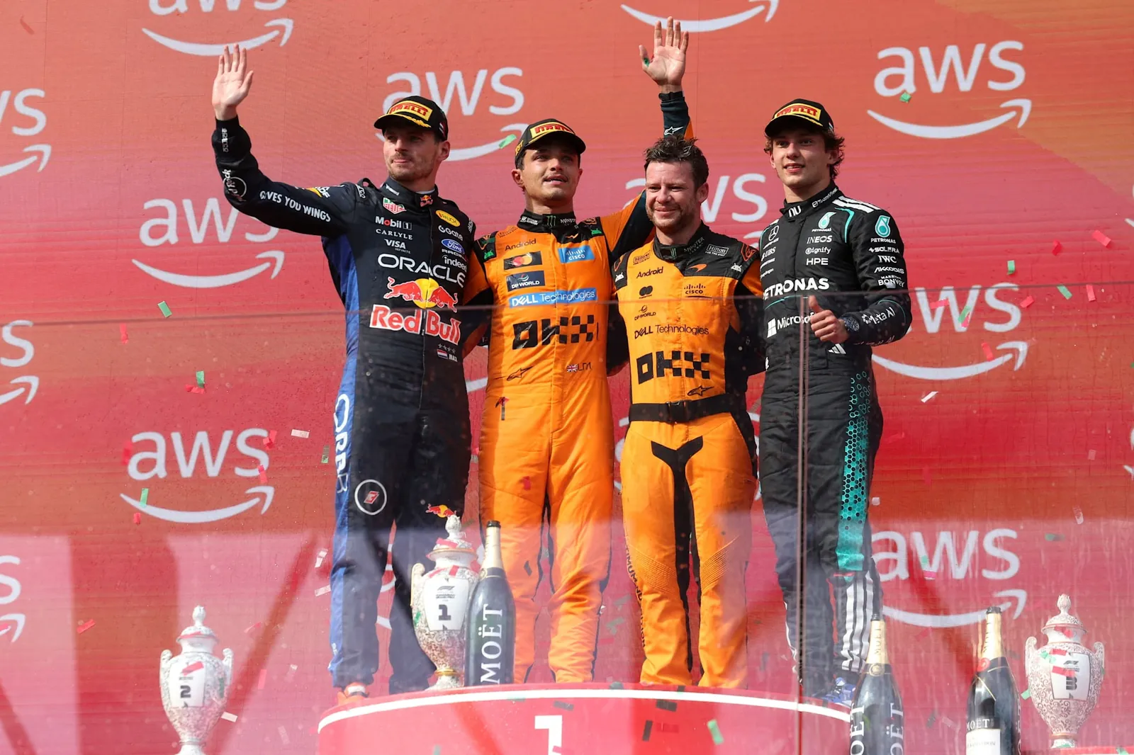 Das Podium von Budapest: Lando Norris (2.v.l.) mit Max Verstappen (links) und Kimi Antonelli (rechts)