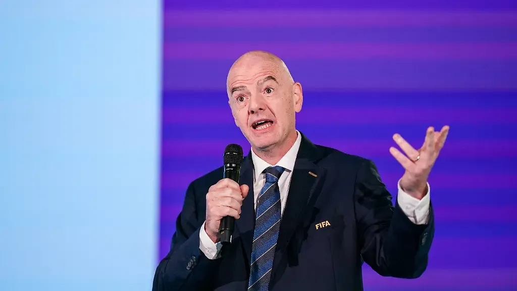Fussball-Home-of-FIFA-Zuerich-Schweiz-Gianni-Infantino-FIFA-Praesident-Portraitfoto-Portrait-Einzelaufnahme-Portraet-Mimik-Gesichtsausdruck-Emotion-Zuerich-Kanton-Zuerich-Schweiz-Soccer-Home-of-FIFA-Zurich-Switzerland-Gianni-Infantino-FIFA-President-portrait-photo-portrait-single-shot-facial-expression-emotion-Zurich-Canton-of-Zurich-Switzerland-Copyright-xJOERANxSTEINSIEKx