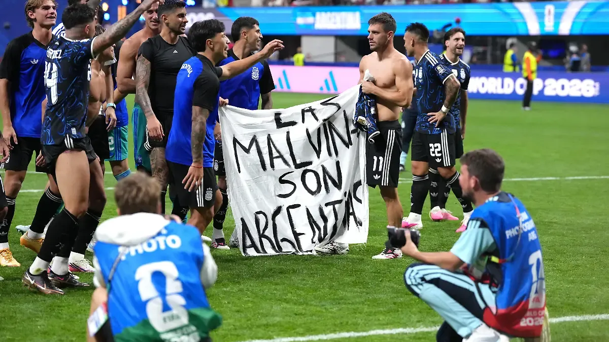 England-v-Argentina-FIFA-World-Cup-2026-Semi-Final-Atlanta-Stadium-Argentina-players-hold-up-a-banner-with-the-words-Las-Malvinas-son-Argentinas-which-translates-to-The-Malvinas-are-Argentine-following-victory-in-the-FIFA-World-Cup-2026-semi-final-match-at-the-Atlanta-Stadium-Picture-date-Wednesday-July-15-2026-Photo-credit-should-read-Nick-Potts-PA-Wire-RESTRICTIONS-Use-subject-to-restrictions-Editorial-use-only-no-commercial-use-without-prior-consent-from-rights-holder