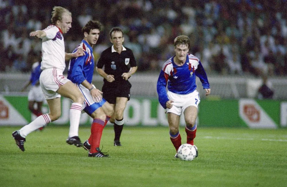 Didier Deschamps: Man reiche ihm das Wasser: Éric Cantona schaut seinem davonstürmenden Wasserträger Didier Deschamps hinterher.