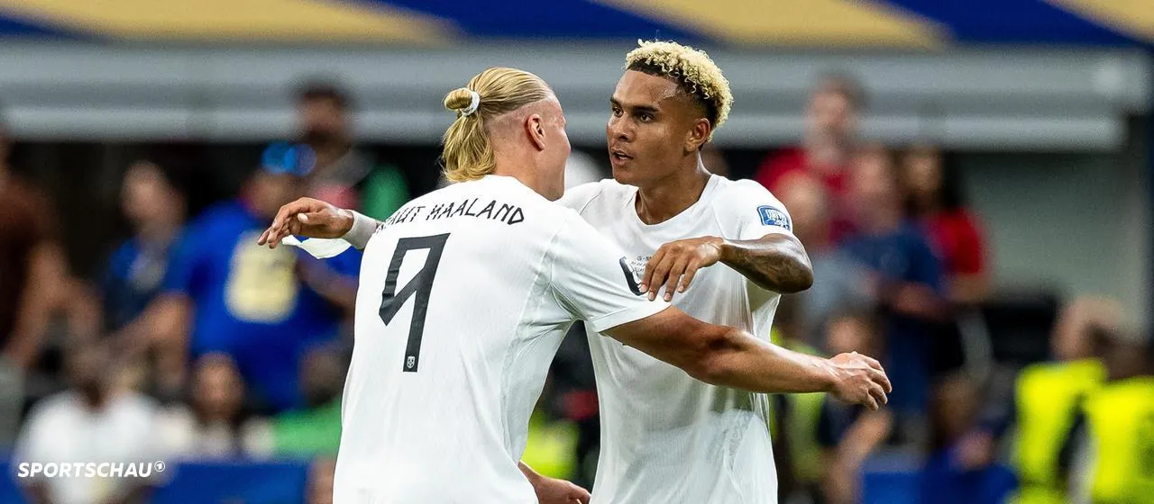Erling Haaland jubelt mit Antonio Nusa