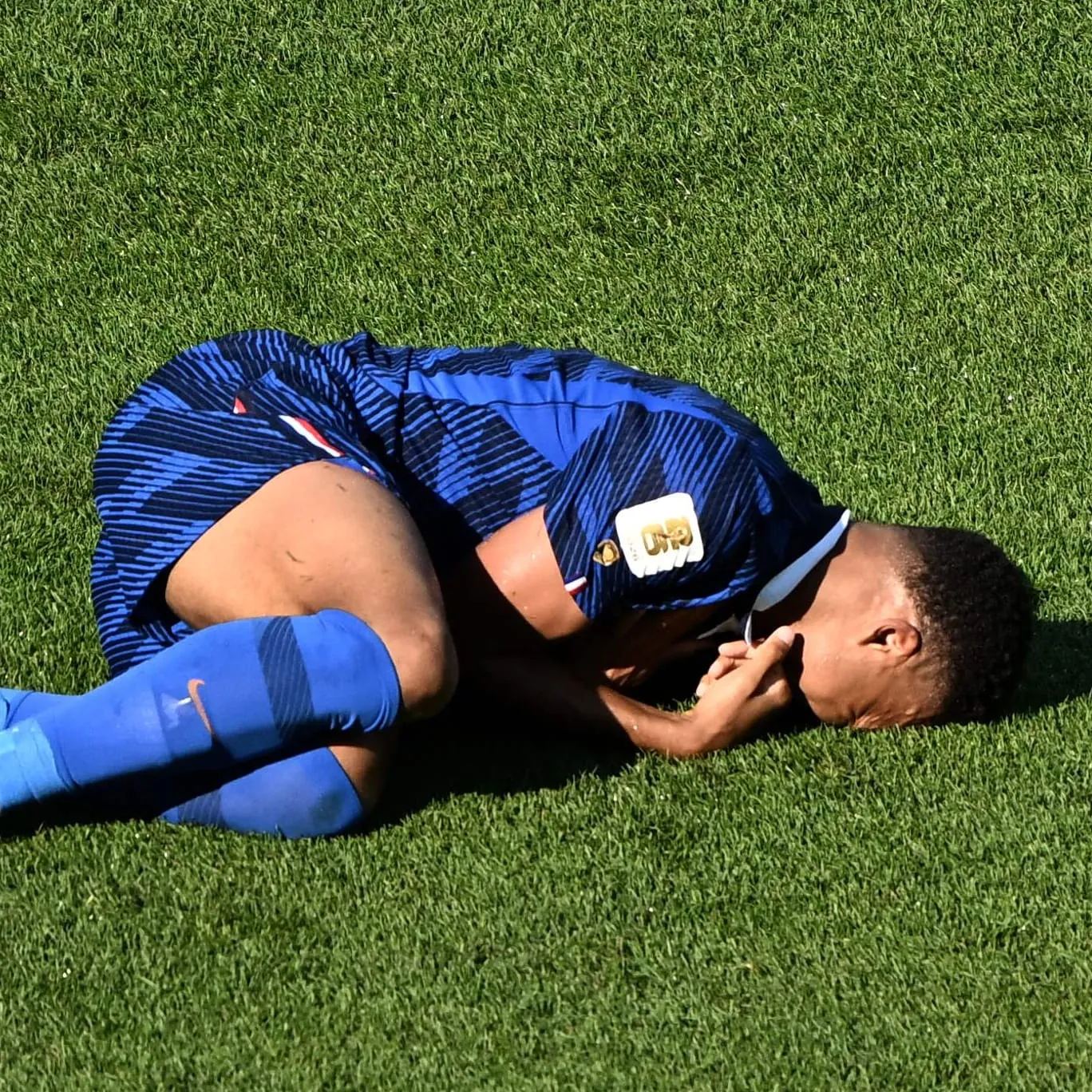 France's forward #10 Kylian Mbappe reacts in pain during the 2026 World Cup round of 16 football match between Paraguay and France at the Philadelphia Stadium in Philadelphia on July 4, 2026. (Photo by Jewel SAMAD / AFP)