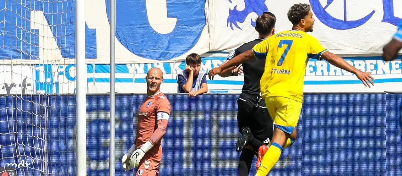 08.08.2026, xgox, Fussball - 2.Bundesliga 1.FC Magdeburg - Eintracht Braunschweig emspor, v.l. Dominik Reimann (Magdeburg, 1) enttaeuscht, schaut enttaeuscht, niedergeschlagen, disappointed (DFL DFB REGULATIONS PROHIBIT ANY USE OF PHOTOGRAPHS as IMAGE SEQUENCES and or QUASI-VIDEO) Magdeburg *** August 8, 2026, xgox, Soccer 2. Bundesliga 1 FC Magdeburg Eintracht Braunschweig emspor, from left: Dominik Reimann (Magdeburg), 1 disappointed, looks disappointed, dejected, disappointed DFL DFB REGULATIONS PROHIBIT ANY USE OF PHOTOGRAPHS as IMAGE SEQUENCES and or QUASI-VIDEO Magdeburg