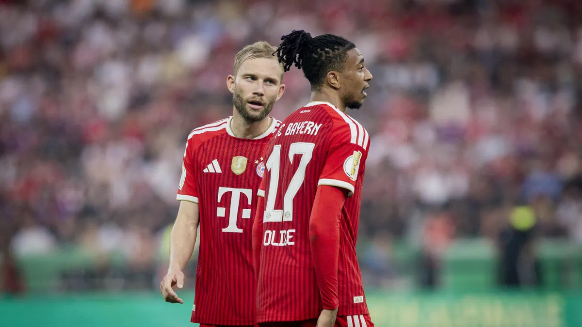 Konrad Laimer (l.) hat im Juni beim FC Bayern bis 2029 verlängert